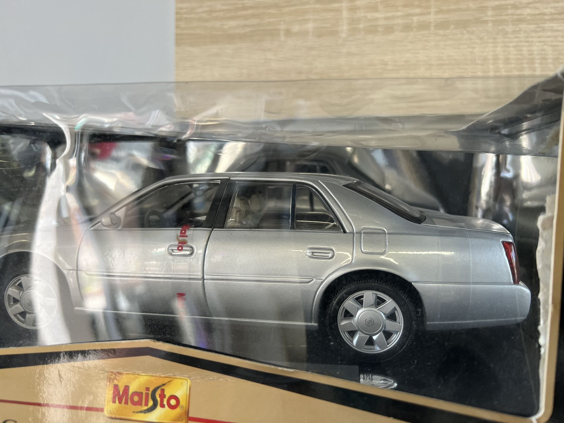 1:18 Collectible Cadillac 2000 Deville DTS 1:18 Collectible Collectibles & Art