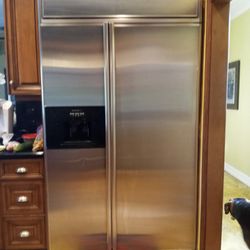 Kitchen Aid REFRIGERATOR 48 X80 WORK GOOD