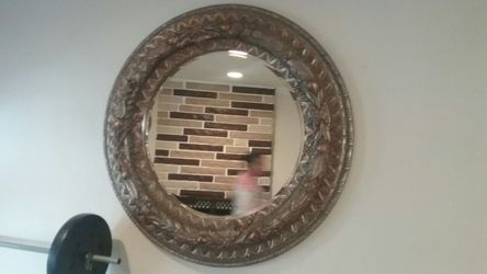 Round mirror