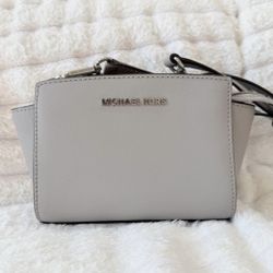 💼 Michael Kors Selma Mini Messenger – Pearl Grey (Retail $178)