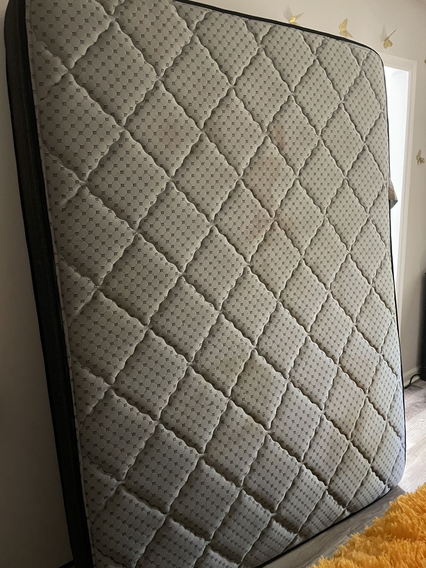 Queen mattress And Box Spring $100 Come Get It Asap