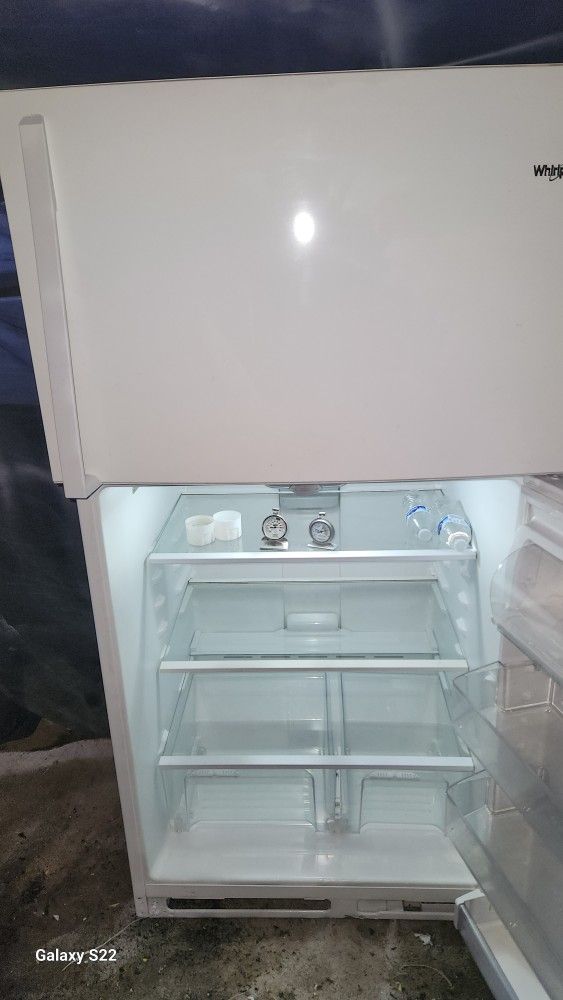 Whirlpool Fridge Apt Size 32 By 67 High Works Good 