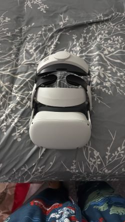 Oculus Quest 2 With Controller And Charging Base