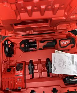 Milwaukee M18 18V Lithium-Ion Cordless Short Throw Press Tool Kit with 3 PEX Crimp Jaws (2) 2.0 Ah Batteries and Charger