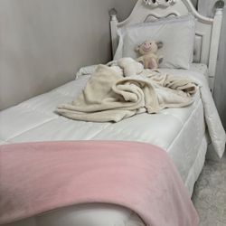 Twin Bed With Mattress And Comforter 