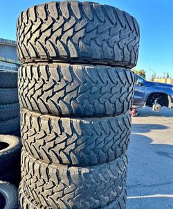Vendo 35/12.50/R20 las 4 llantas Toyo mt por $220