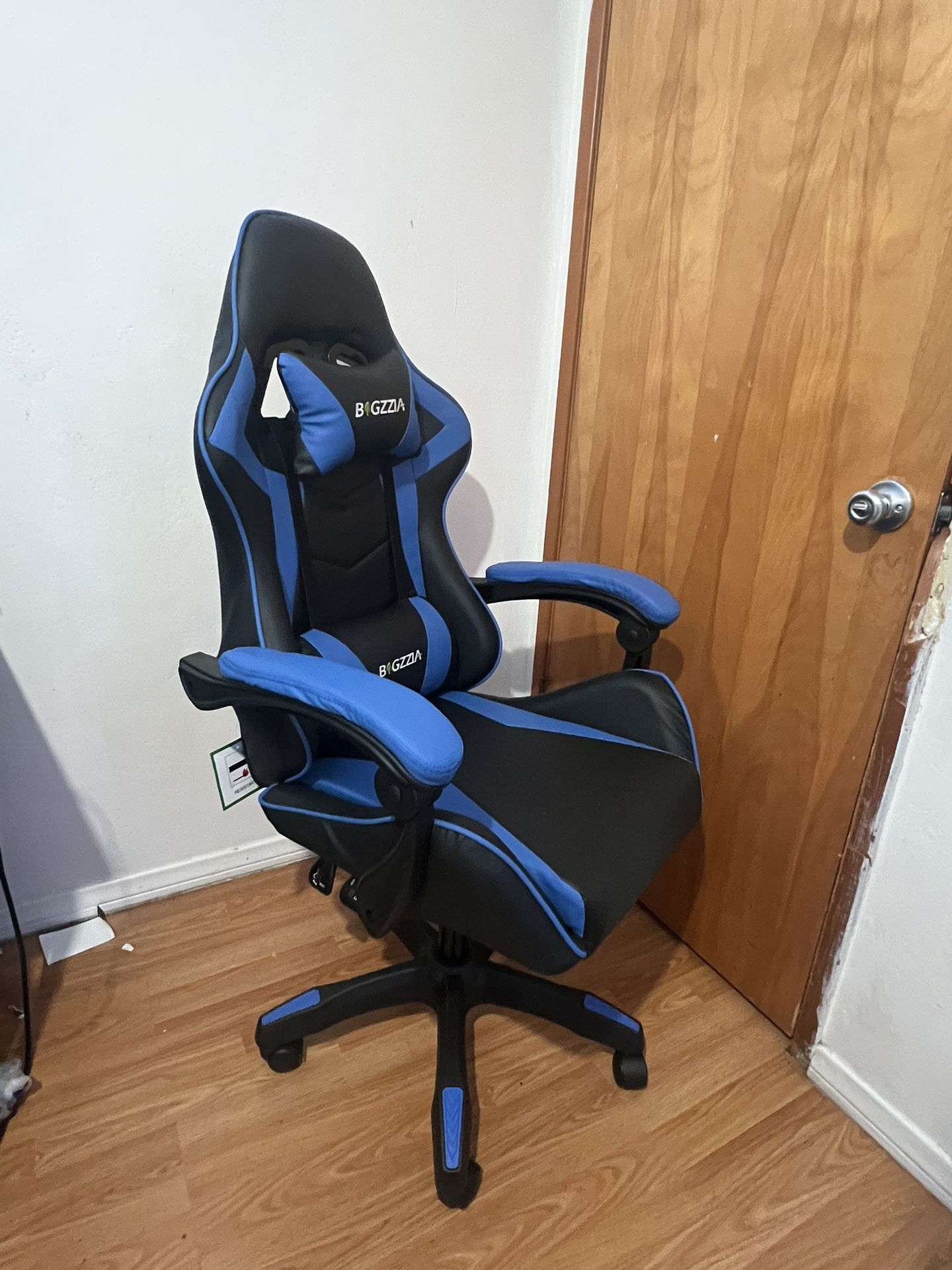 GAMING CHAIR NEVER USED
