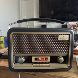 Hearth and Home by Magnolia Bluetooth speaker / radio