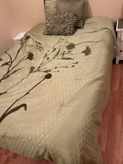 Very Nice Light Green Comforter Queen Poway Like New 