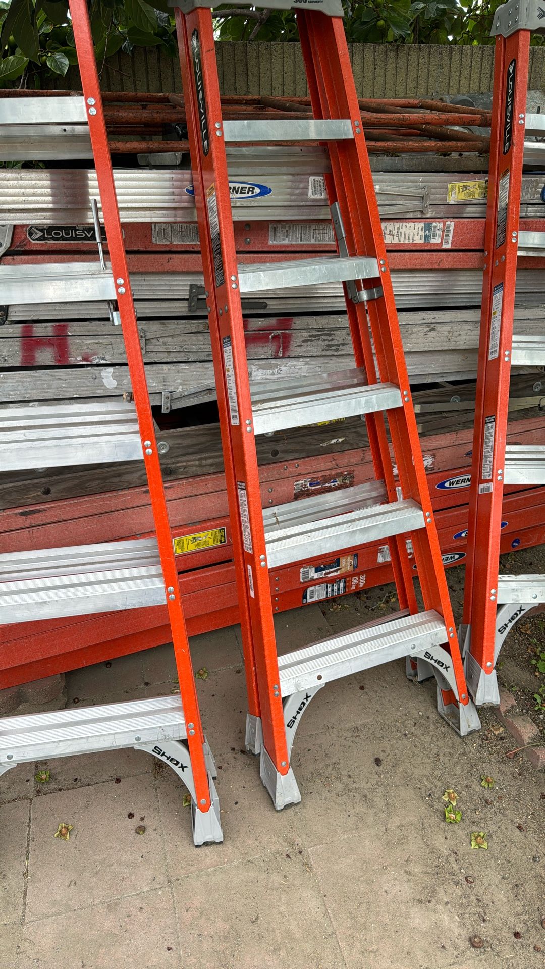 Escaleras de seis pies 80 cada uno seminuevas