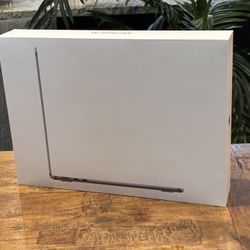 MacBook Air 13-inch (M3, 2024) 8 Core CPU, 8 Core GPU, 16GB RAM, 256GB storage