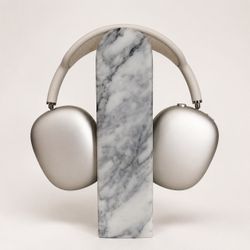 Apple AirPods Max USB-C — Starlight + Smart Case & Marble Stand