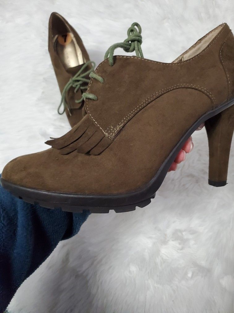 TAHARI TEMPLE ~ BROWN SUEDE FRINGE LACE UP BOOTIES!