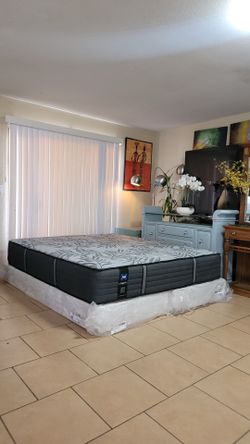 VERY NICE LIKE NEW CALIFORNIA KING SIZE  SEALY POSTUREPEDIC MATTRESS AND BOXSPRINGS FOR SALE! IN EXCELLENT CONDITION, FREE DELIVERY