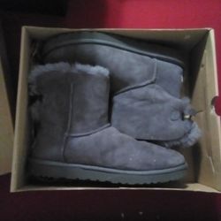 UGG Women's Mini Bailey Bow Scallop Sz.9