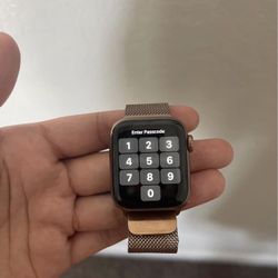 Apple Watch Series 5 (40mm) Gold Stainless Steel + Gold Milanese Loop + Charger