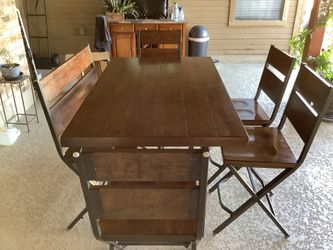 Dining Table In Excellent Condition