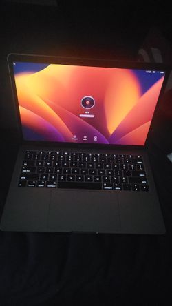 MacBook pro 2017 8gb ram 250 GB hardrive with charger