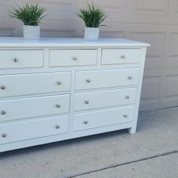 MODERN WHITE 9 DRAWERS DRESSER IN SOLID WOOD / DOVETAIL DRAWERS IN GREAT SHAPE 61X19X37 SILVER KNOBS