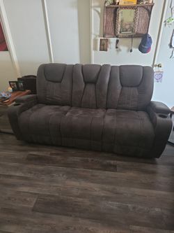 Bobs furniture recliner couch 84 in L x 32in W x40in H