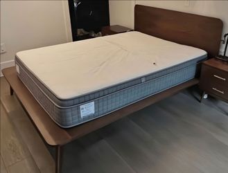 Minimalist queen platform bed