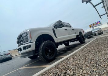 On sale. 2.5” leveling kit with installation. For FORD F250.. F350.. super dirty