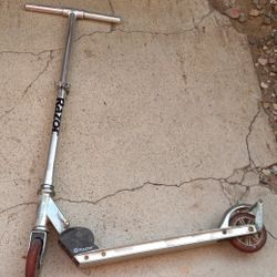 In Exallant Working Condition Razor Scooter Adjustable For Your Size $15 Pick Up At Country Club And Grant Check Out All Pictures 