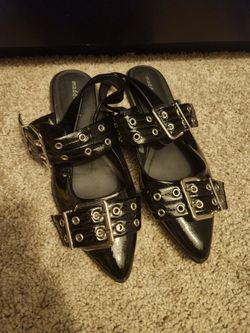 Edgy buckle flats shoes