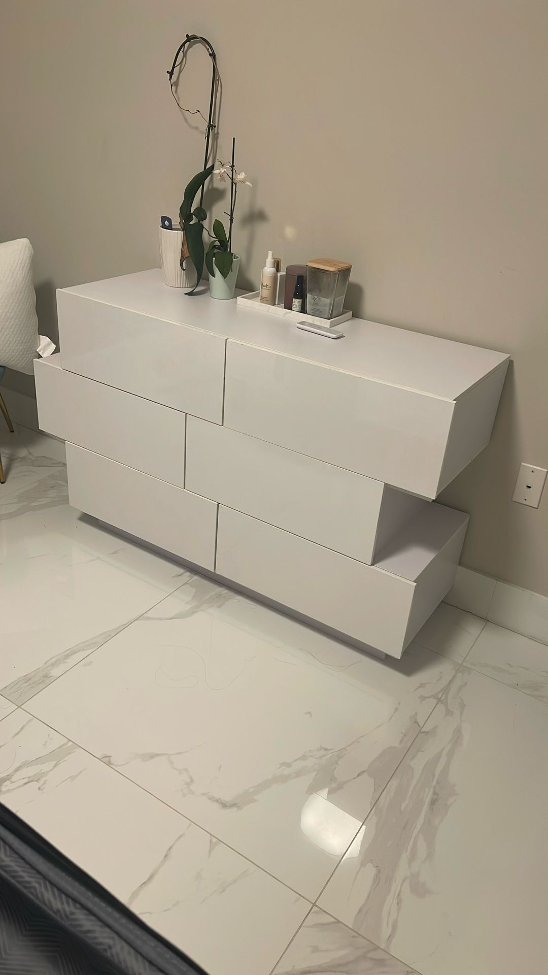 Modern 6-Drawer White Dresser – Sleek, Spacious & Like New