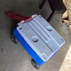 Rubbermaid Blue Rolling Cooler Ice Chest Wheeled Pull Handle Outdoor Camping Beach