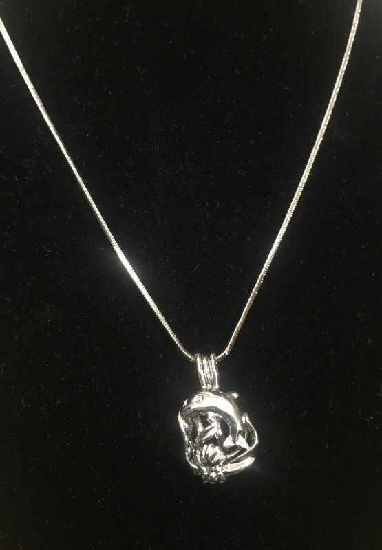 Great Christmas gift π Will fit inside a Christmas stocking Real Wish pearls ,Real oyster Pearl's from the Sea with 18 inch white gold plated snake r