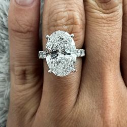 Absolutely Stunning Engagement Ring 4 Carats 14kg
