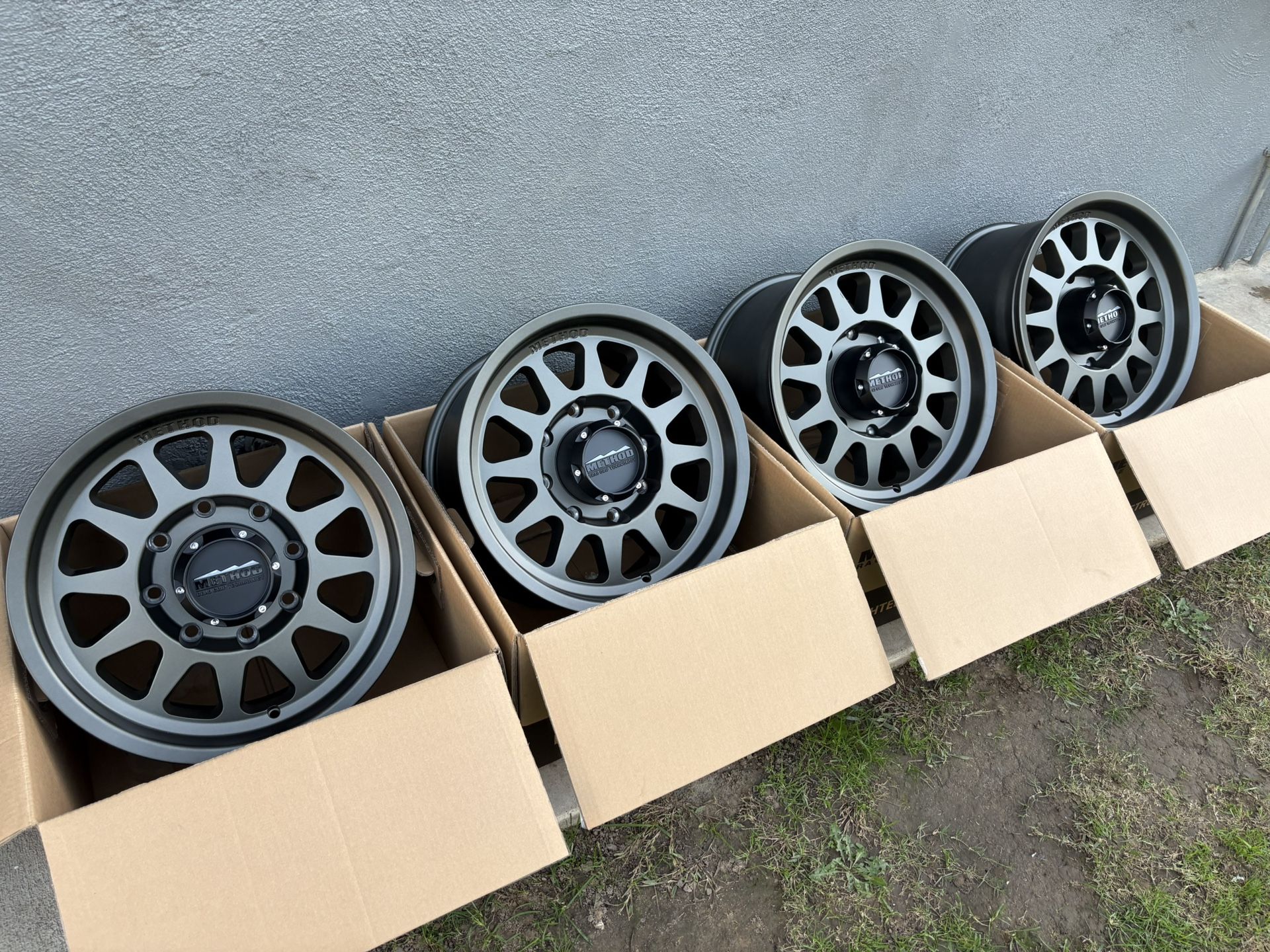 17” INCH METHOD MR704 HD BEAD GRIP SERIES TITANIUM GREY OFF ROAD RACE WHEELS/RIMS 8 LUG CHEVY GMC