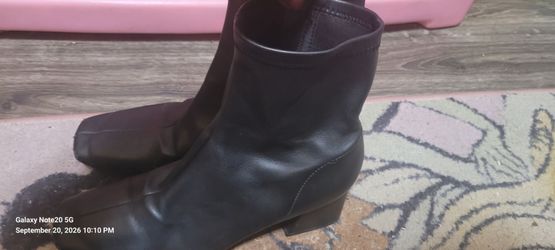Women's boots size 9
