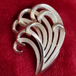 Vintage Crown Trifari Gold Tone Feather Swirl Brooch 