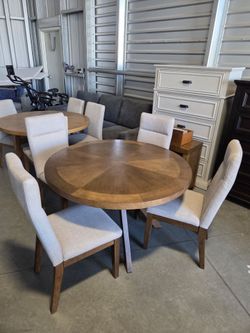 Bayside Furnishings
Kaelyn 5-piece Dining Table Set
Costco dining set good condition does has some details see last pictures