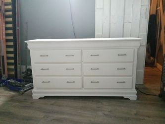 Very nice white 6 drawer dresser