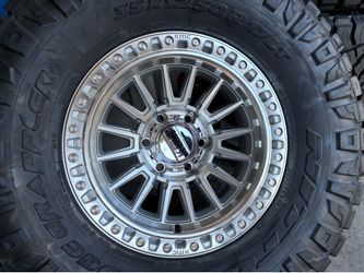 NEW KMC KM 557.  MACHINE 6x139.    35x12.50R17.  NITTO