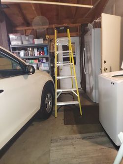 8 ft Husky Fiberglass Stepladder - 300 lb Capacity (Type IA) Great Condition