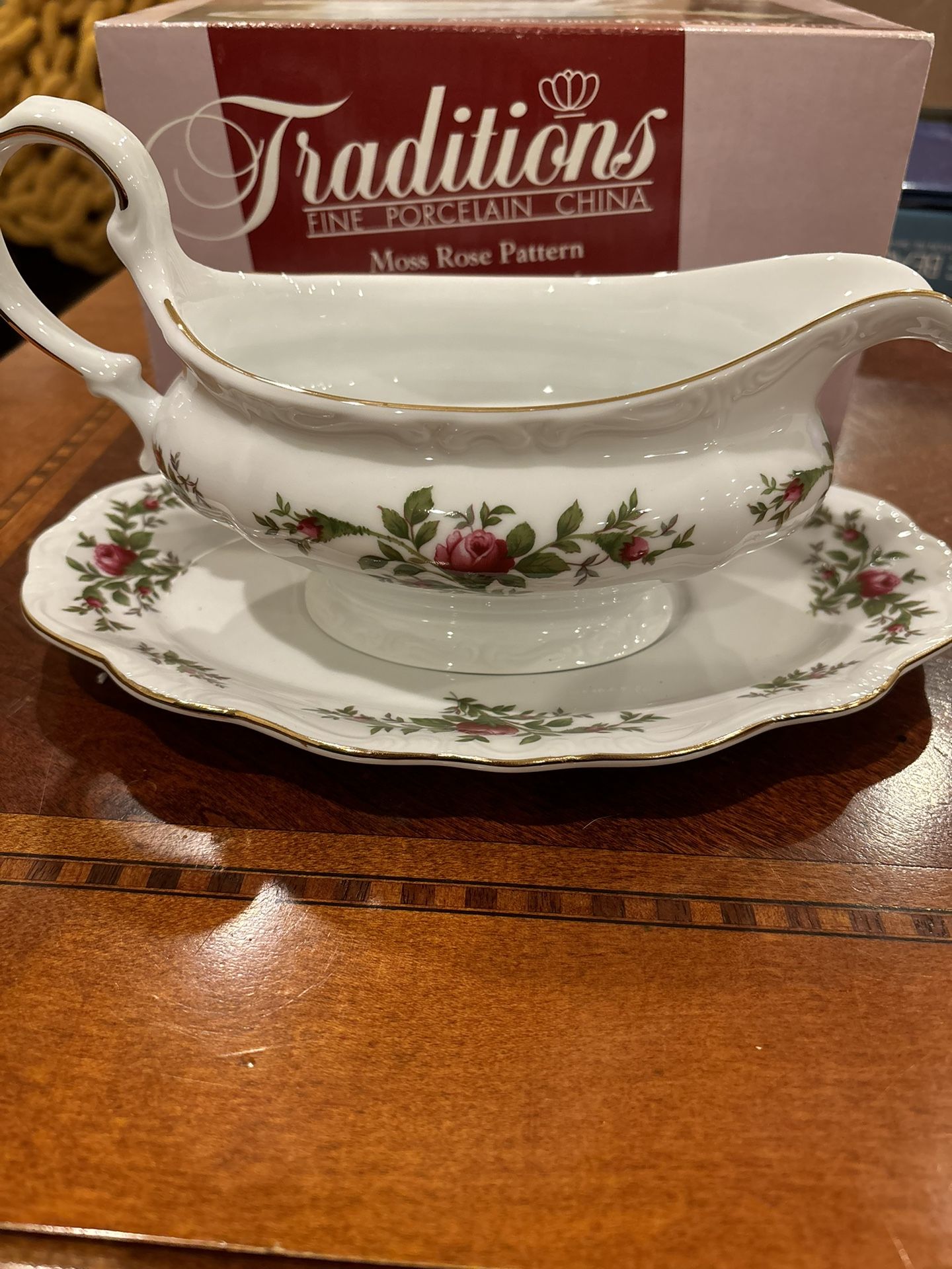 New traditions Gravy Boat And Tray