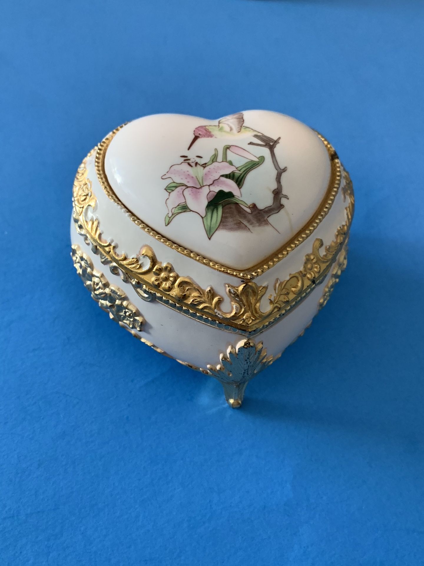 Music box for storing jewelry very good condition