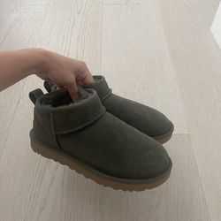 UGG plush Size 6 In Color Green 