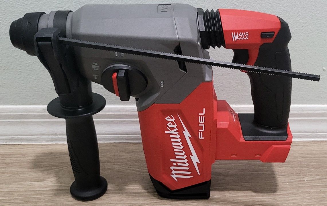 MILWAUKEE M18 FUEL 18V LITHIUN-ION BRUSHLESS CORDLESS 1" SDS-PLUS ROTARY HAMMER (TOOL ONLY)