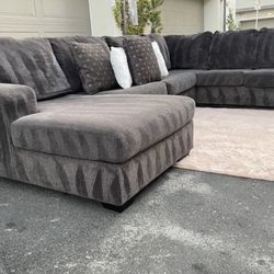 Huge Dark Grey Sectional Couch Sofa From Ashley Furniture In Excellent Condition - FREE DELIVERY 🚛