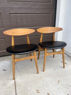 Set of 2 dining chairs.