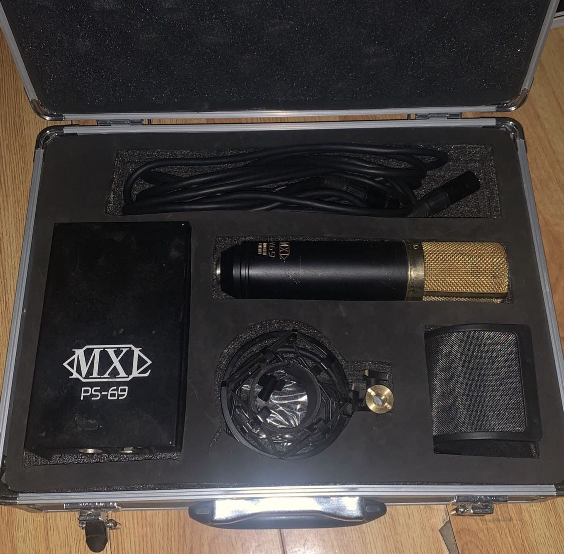 MXL V69 MOGAMI EDITION MICROPHONE W/ TUBE PRE-AMP