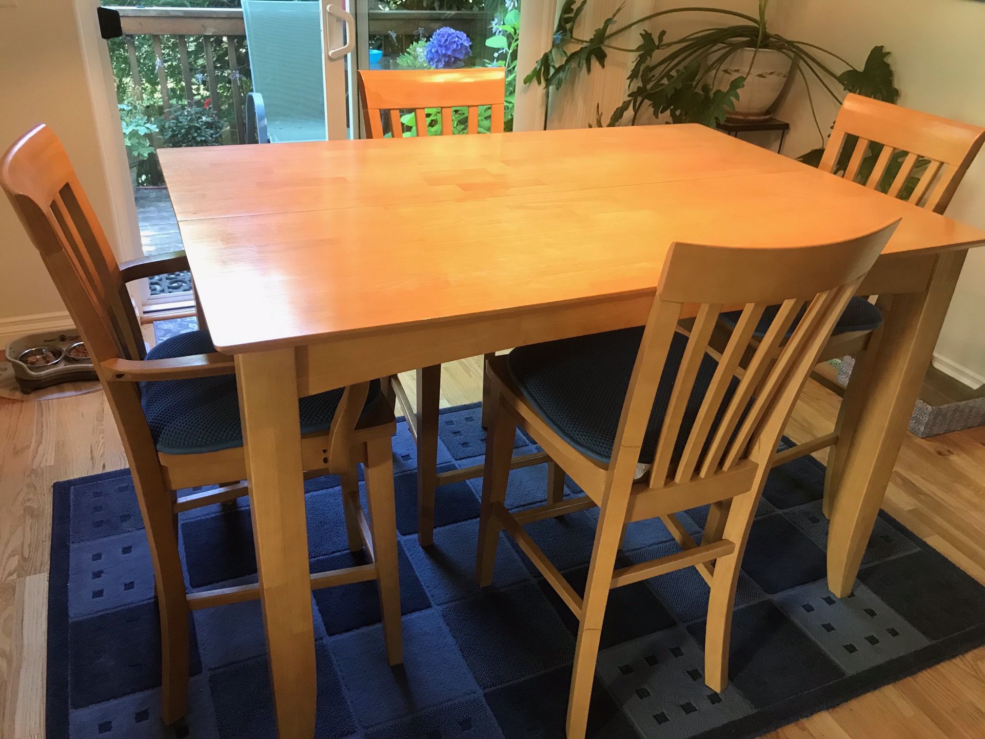 New price! Dining room table & 4 chairs
