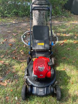 Self Propelled Lawn Mower Toro Super Recycler with SmartStow with an All Cast Aluminum Deck 21” cut