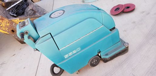 Tennant 5520 floor sweeper