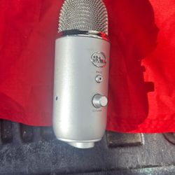 ogitech Creators Blue Yeti - USB Microphone for Gaming, Streaming, Podcasting, YouTube, Discord, PC, Studio Sound, Plug & Play, Silver